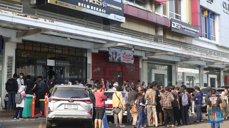 Pelanggan memadati Butik Emas Antam di Pulogadung, Jakarta, Kamis (10/4/2025). (CNBC Indonesia/Faisal Rahman)
