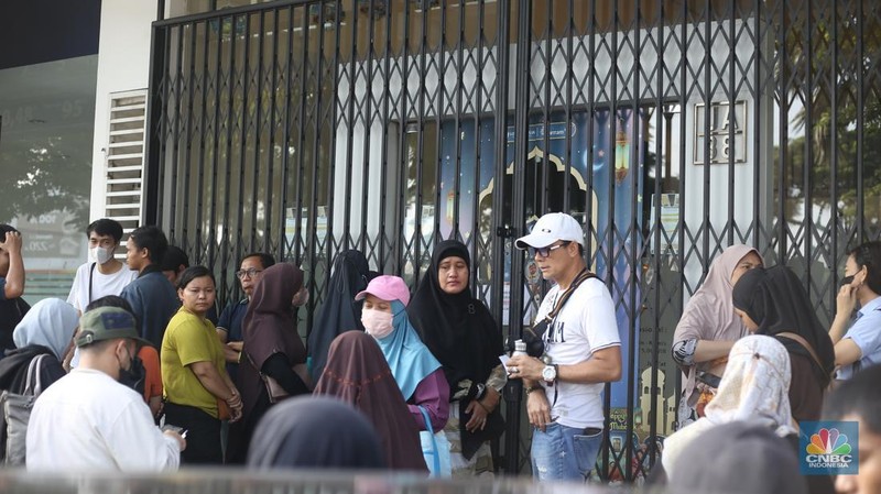 Antrean panjang pembeli terlihat mengular di depan Butik Emas LM di Bekasi, Jawa Barat, Jumat (11/4/2025). (CNBC Indonesia/Tias Budiarto)