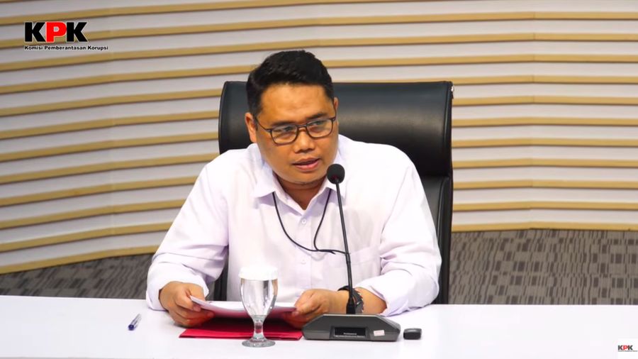 Direktur Penyidik KPK, Asep Guntur Rahayu menyampaikan informasi dalam konferensi pers penahanan tersangka dalam kasus dugaan tindak pidana korupsi terkait perjanjian jual beli gas antara PT PGN dan PT IAE. (Tangkapan Layar Youtube KPK)