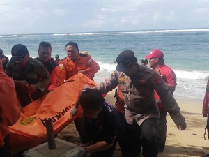 2 Santri Terseret Ombak Pantai Balekambang Malang Ditemukan Tewas