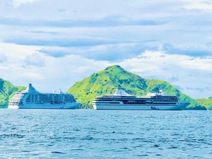 Dua Kapal Pesiar Sandar Bersamaan di Pulau Komodo, Bawa Ribuan Turis Asing