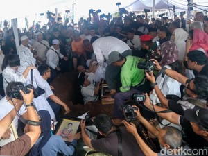 Jenazah Titiek Puspa Dimakamkan di TPU Tanah Kusir Jakarta