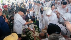 Haru Menyelimuti Pemakaman Titiek Puspa di Tanah Kusir