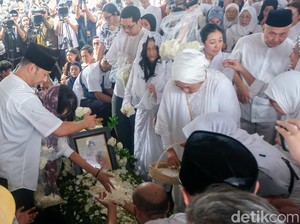 Haru Menyelimuti Pemakaman Titiek Puspa di Tanah Kusir