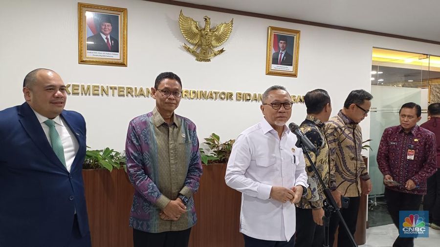 Menko Pangan Zulkifli Hasan saat konferensi pers di kantornya, Jakarta, Jumat (11/4/2025). (CNBC Indonesia/Martyasari Rizky)