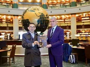 Menbud Sumbang Buku soal Keris-Wayang ke Perpustakaan Kepresidenan Turki