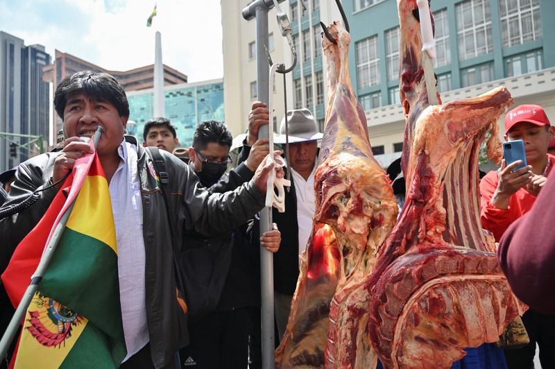 Para tukang daging memprotes penyelundupan dan kenaikan harga daging sambil menuntut pemerintah untuk membuat regulasi, di La Paz, Bolivia, 10 April 2025. Para tukang daging memprotes penyelundupan dan kenaikan harga daging sambil menuntut pemerintah untuk membuat regulasi, di La Paz, Bolivia, 10 April 2025. (REUTERS/Claudia Morales)
