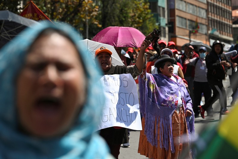 Para tukang daging memprotes penyelundupan dan kenaikan harga daging sambil menuntut pemerintah untuk membuat regulasi, di La Paz, Bolivia, 10 April 2025. Para tukang daging memprotes penyelundupan dan kenaikan harga daging sambil menuntut pemerintah untuk membuat regulasi, di La Paz, Bolivia, 10 April 2025. (REUTERS/Claudia Morales)
