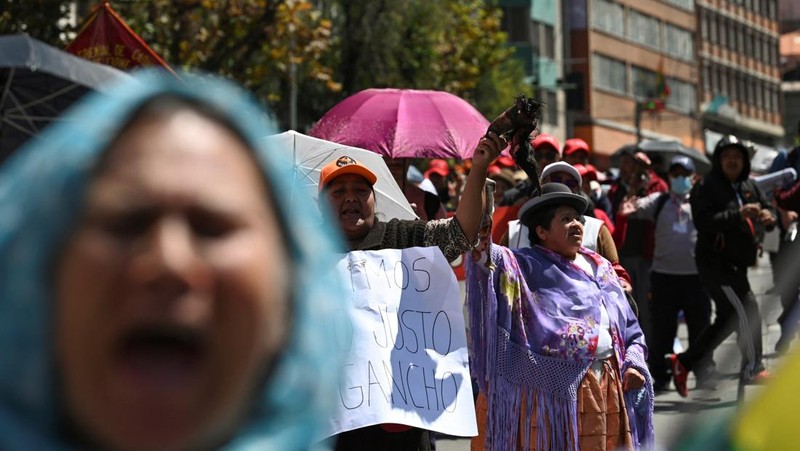 Para tukang daging memprotes penyelundupan dan kenaikan harga daging sambil menuntut pemerintah untuk membuat regulasi, di La Paz, Bolivia, 10 April 2025. (REUTERS/Claudia Morales)