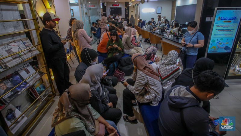 Pelanggan memadati Butik Emas Antam di Pulogadung, Jakarta, Kamis (10/4/2025). Pelanggan memadati Butik Emas Antam di Pulogadung, Jakarta, Kamis (10/4/2025). (CNBC Indonesia/Faisal Rahman)