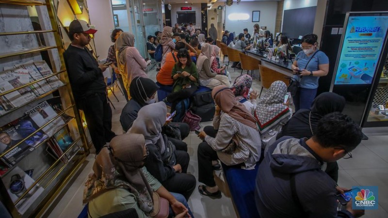 Pelanggan memadati Butik Emas Antam di Pulogadung, Jakarta, Kamis (10/4/2025). (CNBC Indonesia/Faisal Rahman)