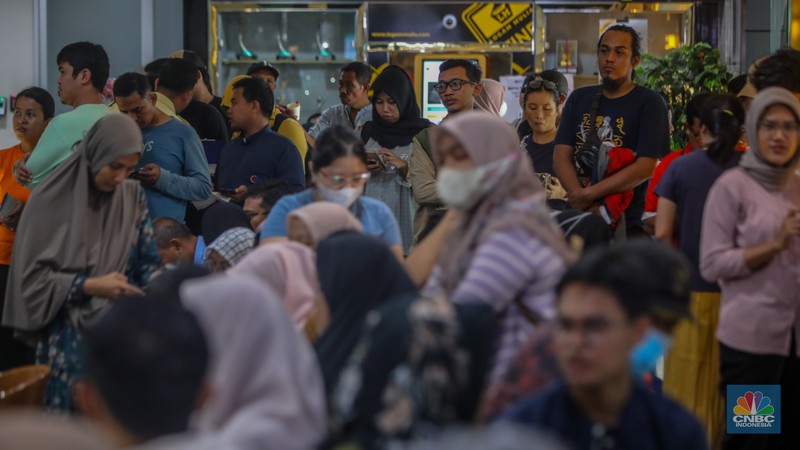 Pelanggan memadati Butik Emas Antam di Pulogadung, Jakarta, Kamis (10/4/2025). Pelanggan memadati Butik Emas Antam di Pulogadung, Jakarta, Kamis (10/4/2025). (CNBC Indonesia/Faisal Rahman)
