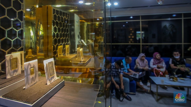 Pelanggan memadati Butik Emas Antam di Pulogadung, Jakarta, Kamis (10/4/2025). (CNBC Indonesia/Faisal Rahman)