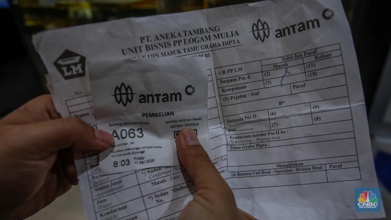Pelanggan memadati Butik Emas Antam di Pulogadung, Jakarta, Kamis (10/4/2025). (CNBC Indonesia/Faisal Rahman)