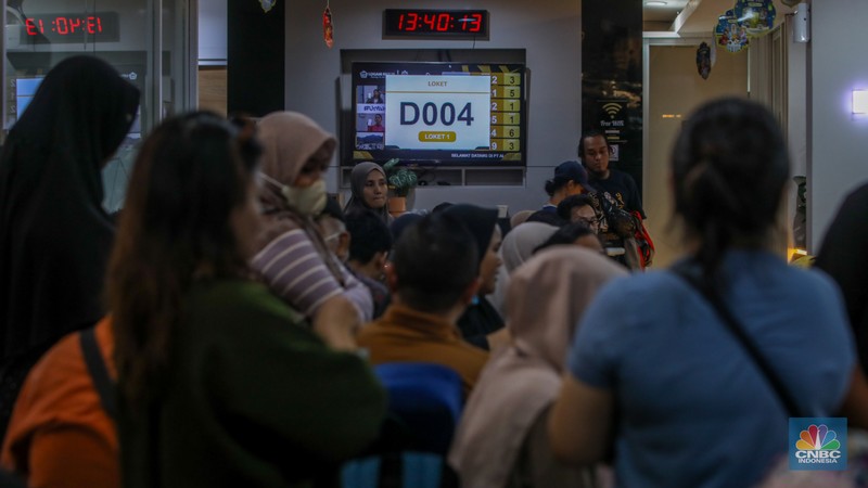 Pelanggan memadati Butik Emas Antam di Pulogadung, Jakarta, Kamis (10/4/2025). Pelanggan memadati Butik Emas Antam di Pulogadung, Jakarta, Kamis (10/4/2025). (CNBC Indonesia/Faisal Rahman)