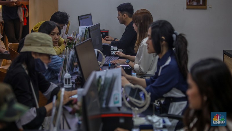 Pelanggan memadati Butik Emas Antam di Pulogadung, Jakarta, Kamis (10/4/2025). (CNBC Indonesia/Faisal Rahman)