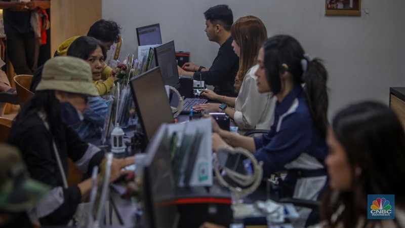 Pelanggan memadati Butik Emas Antam di Pulogadung, Jakarta, Kamis (10/4/2025). (CNBC Indonesia/Faisal Rahman)