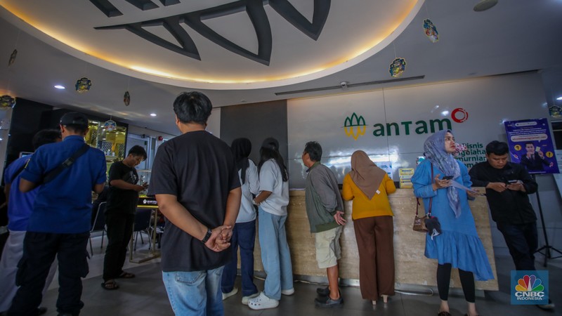 Pelanggan memadati Butik Emas Antam di Pulogadung, Jakarta, Kamis (10/4/2025). Pelanggan memadati Butik Emas Antam di Pulogadung, Jakarta, Kamis (10/4/2025). (CNBC Indonesia/Faisal Rahman)