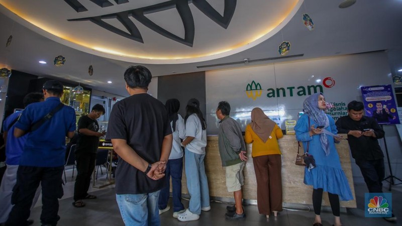 Pelanggan memadati Butik Emas Antam di Pulogadung, Jakarta, Kamis (10/4/2025). (CNBC Indonesia/Faisal Rahman)