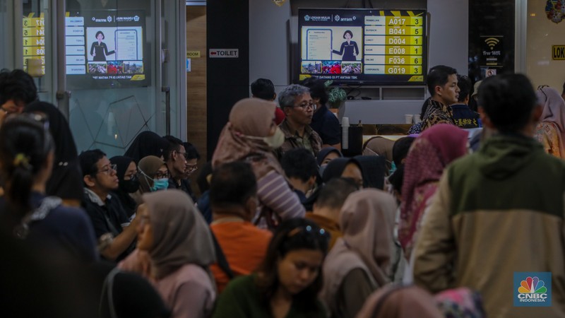 Pelanggan memadati Butik Emas Antam di Pulogadung, Jakarta, Kamis (10/4/2025). (CNBC Indonesia/Faisal Rahman)