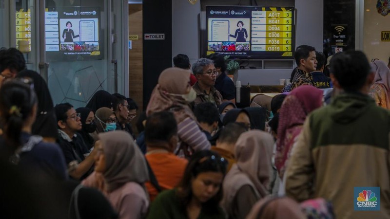 Pelanggan memadati Butik Emas Antam di Pulogadung, Jakarta, Kamis (10/4/2025). (CNBC Indonesia/Faisal Rahman)