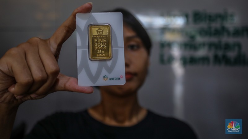 Pelanggan memadati Butik Emas Antam di Pulogadung, Jakarta, Kamis (10/4/2025). (CNBC Indonesia/Faisal Rahman)