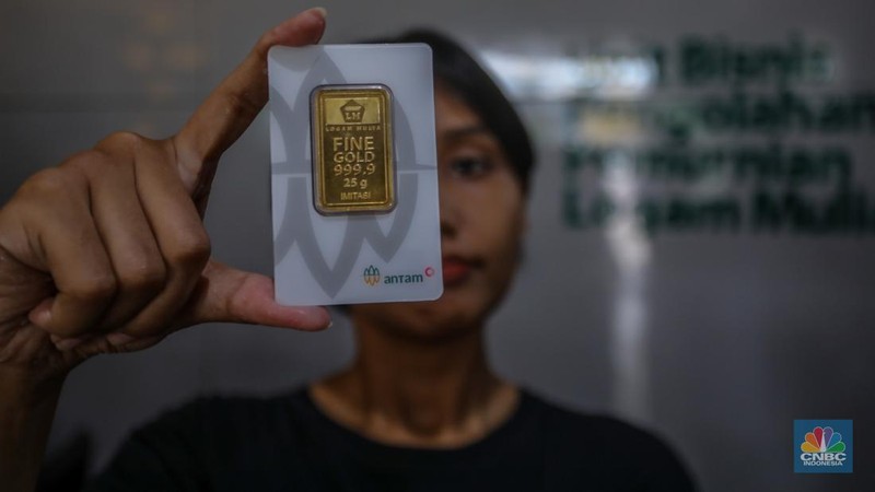 Pelanggan memadati Butik Emas Antam di Pulogadung, Jakarta, Kamis (10/4/2025). (CNBC Indonesia/Faisal Rahman)