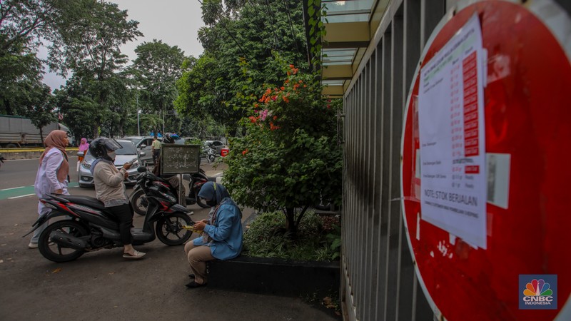 Pelanggan memadati Butik Emas Antam di Pulogadung, Jakarta, Kamis (10/4/2025). Pelanggan memadati Butik Emas Antam di Pulogadung, Jakarta, Kamis (10/4/2025). (CNBC Indonesia/Faisal Rahman)