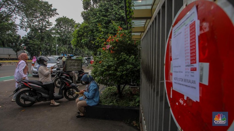 Pelanggan memadati Butik Emas Antam di Pulogadung, Jakarta, Kamis (10/4/2025). (CNBC Indonesia/Faisal Rahman)