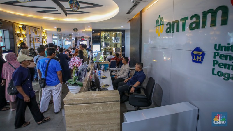 Pelanggan memadati Butik Emas Antam di Pulogadung, Jakarta, Kamis (10/4/2025). (CNBC Indonesia/Faisal Rahman)