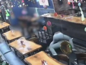 Pengunjung Protes Makanan Tak Enak dan Berakhir Siksa Pelayan Resto