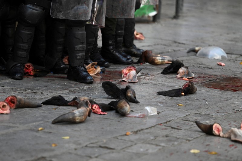 Para tukang daging memprotes penyelundupan dan kenaikan harga daging sambil menuntut pemerintah untuk membuat regulasi, di La Paz, Bolivia, 10 April 2025. (REUTERS/Claudia Morales)