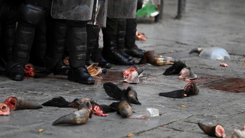 Para tukang daging memprotes penyelundupan dan kenaikan harga daging sambil menuntut pemerintah untuk membuat regulasi, di La Paz, Bolivia, 10 April 2025. (REUTERS/Claudia Morales)