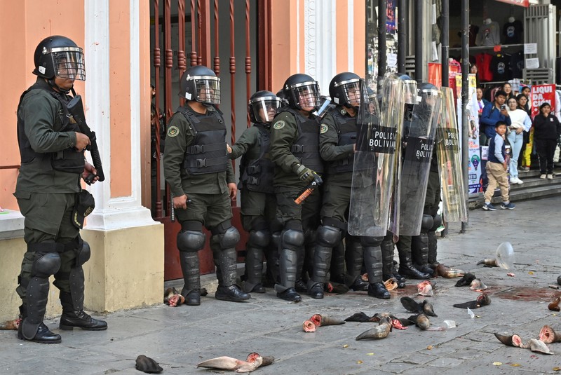 Para tukang daging memprotes penyelundupan dan kenaikan harga daging sambil menuntut pemerintah untuk membuat regulasi, di La Paz, Bolivia, 10 April 2025. (REUTERS/Claudia Morales)