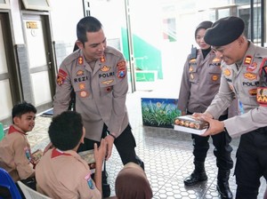 Polres Situbondo Bagikan Makanan Bergizi ke Anak Berkebutuhan Khusus
