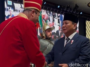Momen Prabowo Beri Suvenir ke Para Penampil di Dinner Kepresidenan Erdogan