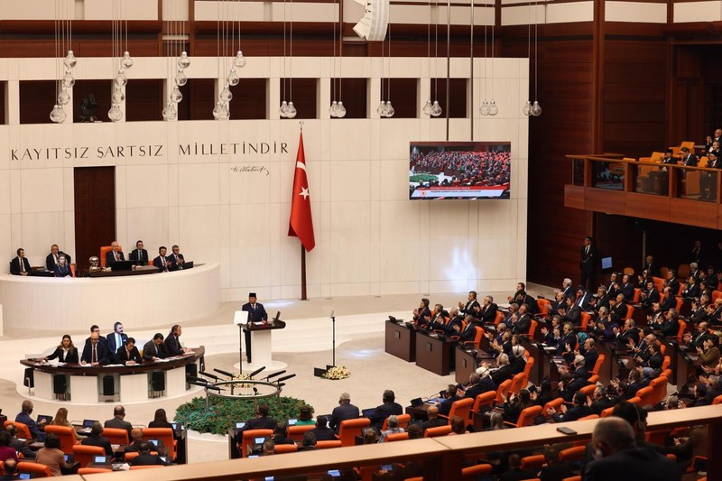 Presiden Prabowo Subianto memberikan pidato di Parlemen Turki, Ankara, Kamis (10/4/2025). (Dok. BPMI)