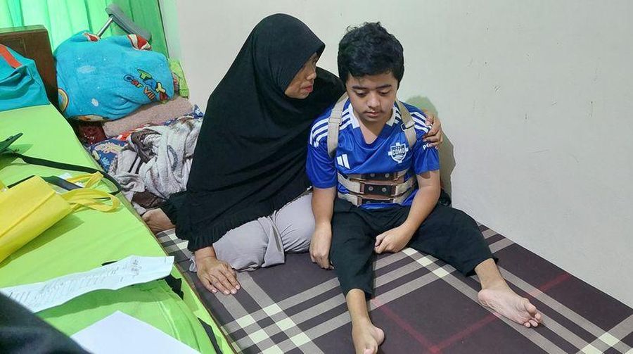 Remaja asal Siak, Riau, Kiki Nugraha (14) sudah mengalami patah tulang sejak umur 3 tahun dan terus berlanjut belasan tahun hingga sekarang. (Dok. Berbuatbaik.id)