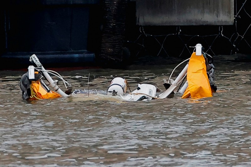 Sebuah helikopter jatuh ke Sungai Hudson di New York, Amerika Serikat, pada Kamis (10/4) waktu setempat. (REUTERS/Eduardo Munoz)