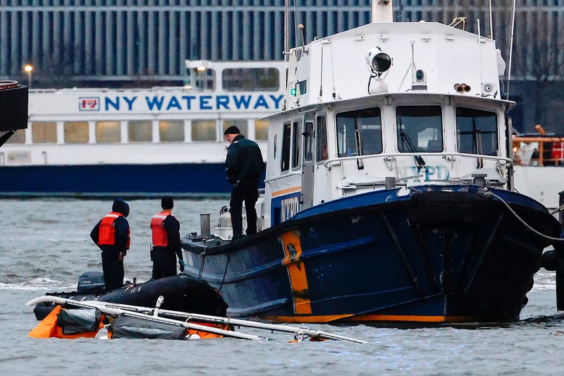 Sebuah helikopter jatuh ke Sungai Hudson di New York, Amerika Serikat, pada Kamis (10/4) waktu setempat. (REUTERS/Eduardo Munoz)