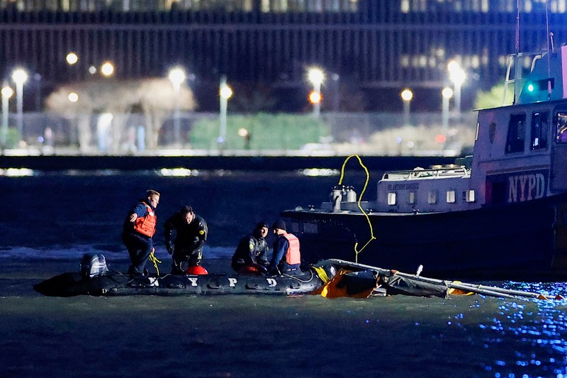 Sebuah helikopter jatuh ke Sungai Hudson di New York, Amerika Serikat, pada Kamis (10/4) waktu setempat. (REUTERS/Eduardo Munoz)