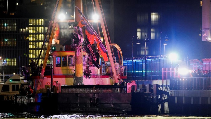 Sebuah helikopter jatuh ke Sungai Hudson di New York, Amerika Serikat, pada Kamis (10/4) waktu setempat. (REUTERS/Eduardo Munoz)