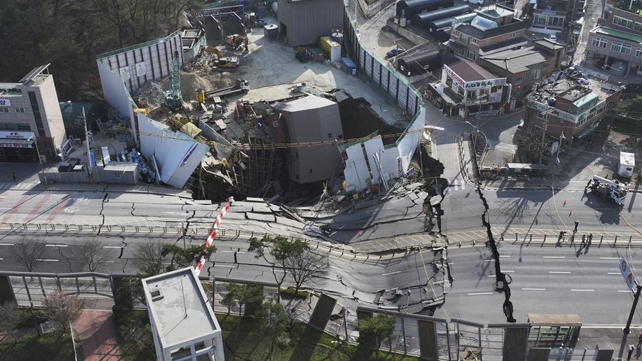 Sebuah lokasi pembangunan terowongan kereta bawah tanah runtuh di Gwangmyeong, Korea Selatan, Jumat, 11 April 2025. (Hong Ki-won/Yonhap via AP)