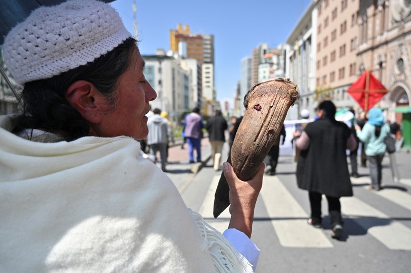 Para tukang daging memprotes penyelundupan dan kenaikan harga daging sambil menuntut pemerintah untuk membuat regulasi, di La Paz, Bolivia, 10 April 2025. (REUTERS/Claudia Morales)