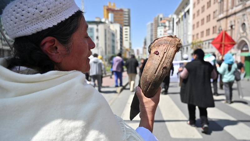 Para tukang daging memprotes penyelundupan dan kenaikan harga daging sambil menuntut pemerintah untuk membuat regulasi, di La Paz, Bolivia, 10 April 2025. (REUTERS/Claudia Morales)