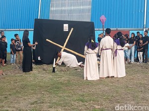 Tangis Umat Katolik Pecah Saat Jalan Salib Tematis di Gereja San Juan Lebao