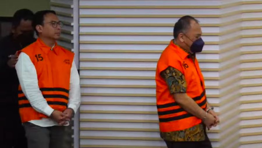 Tersangka tersangka dalam kasus dugaan tindak pidana korupsi terkait perjanjian jual beli gas antara PT PGN dan PT IAE dalam Konferensi pers. (Tangkapan Layar Youtube KPK)