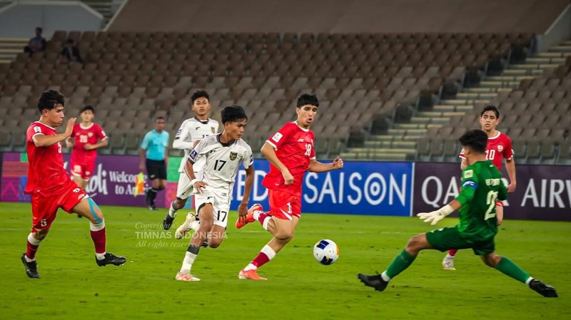 Timnas Indonesia U-17 meraih kemenangan saat menghadapi Afghanistan di Piala Asia U-17 2025. Garuda Muda menang dua gol tanpa balas. Matchday pamungkas Grup C Piala Asia U-17 menghadirkan Indonesia vs Afghanistan. Duel digelar di Prince Abdullan Al-Faisal Stadium, Jumat (11/4/2025) dini hari WIB. (Dok. PSSI)
