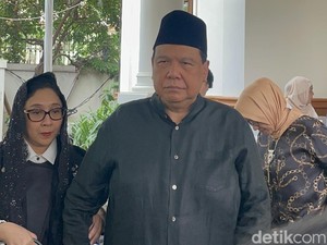 Chairul Tanjung Didampingi Istri Takziah ke Rumah Duka Titiek Puspa
