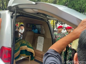 Jenazah Titiek Puspa Diberangkatkan ke TPU Tanah Kusir